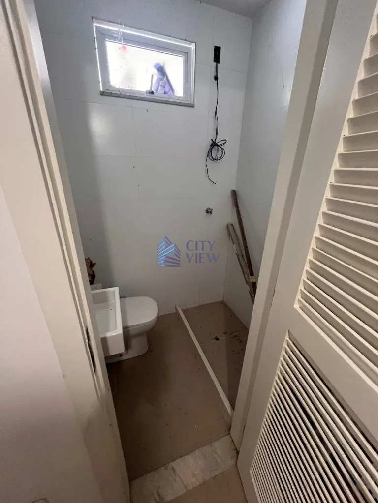 4-bedroom apartment with 5 bathrooms and a balcony — photo 30