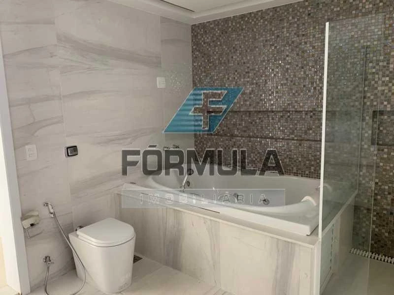 4-bedroom house with a bathtub — photo 23