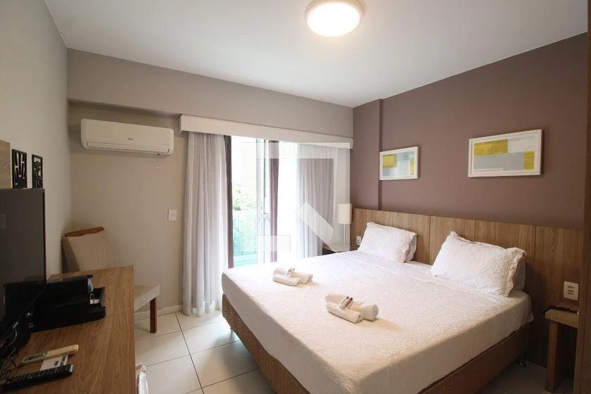 Furnished studio, 28 m², with a glass-enclosed balcony