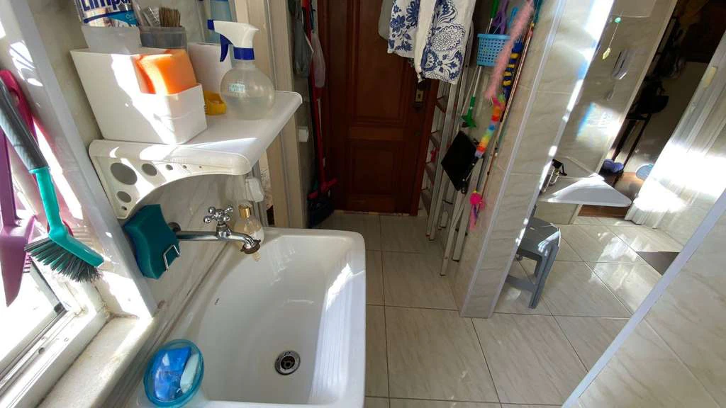 Apartamento de 3 quartos com fogão a gás e móveis — photo 13