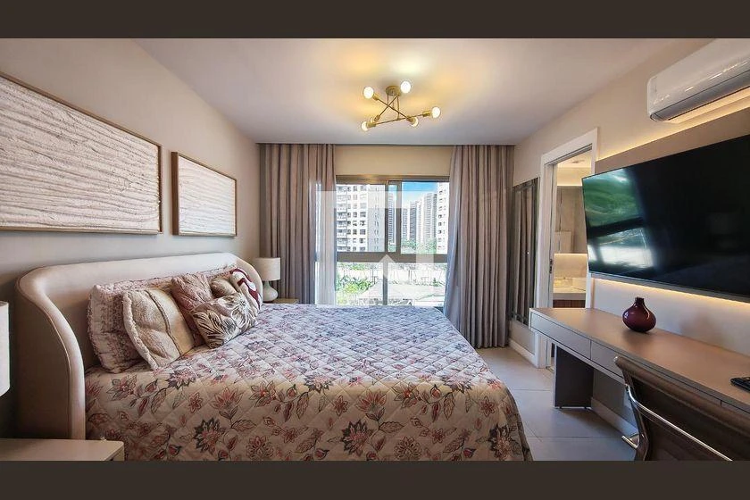 4-bedroom apartment with a glass-enclosed balcony — photo 8