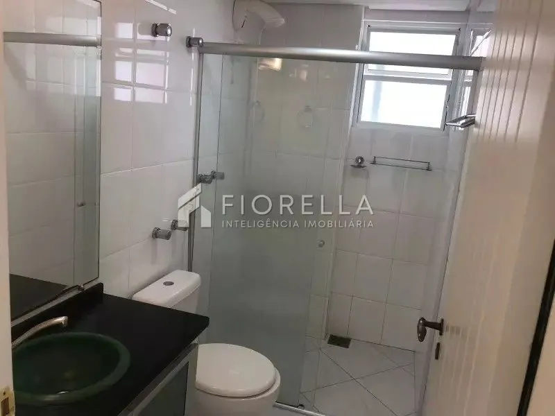 3-bedroom apartment with a glass-enclosed balcony — photo 23