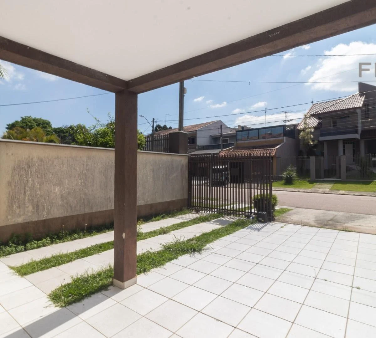 4-bedroom house with a bathtub in Curitiba — photo 33