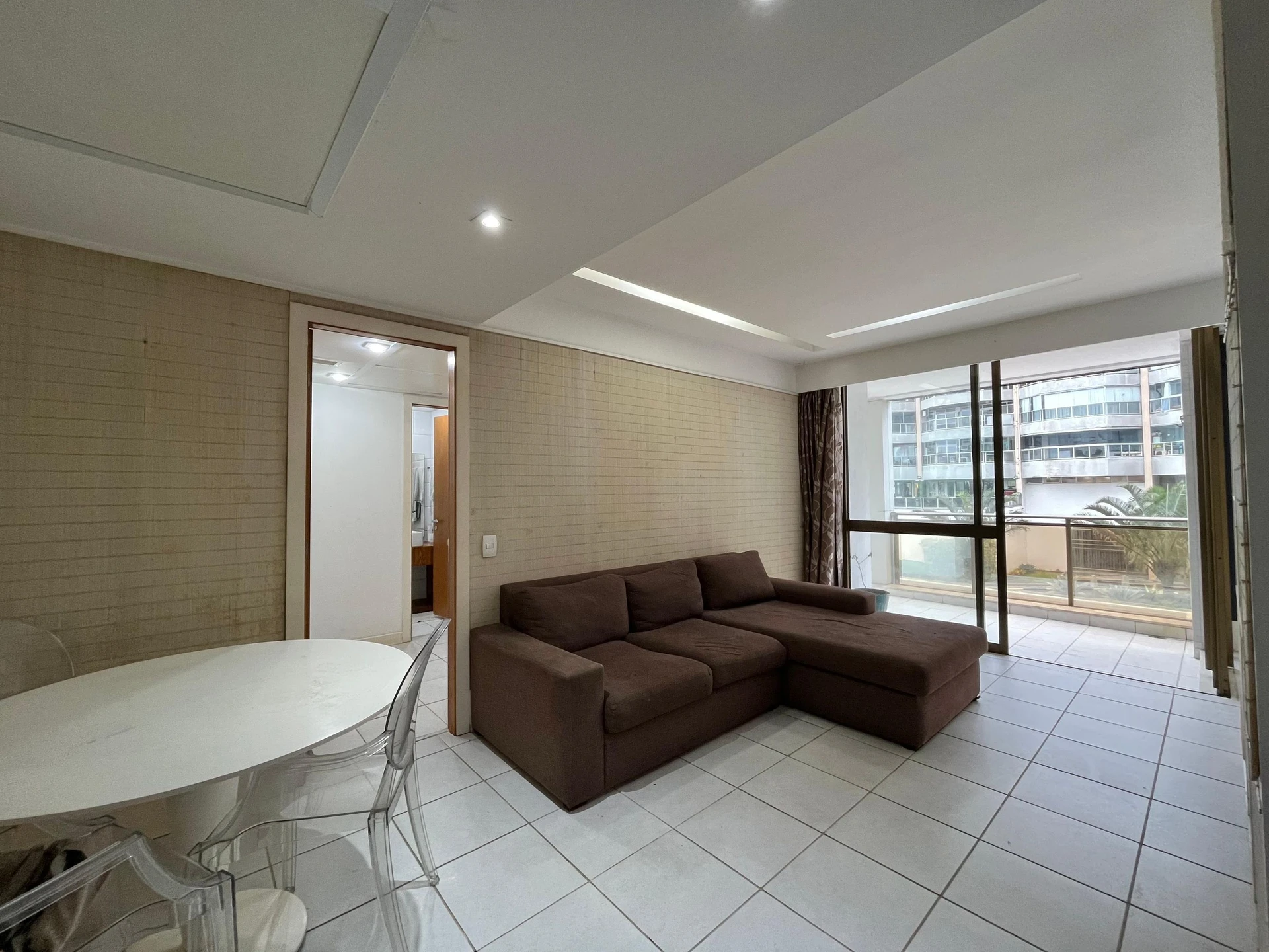 One-bedroom apartment with a washing machine