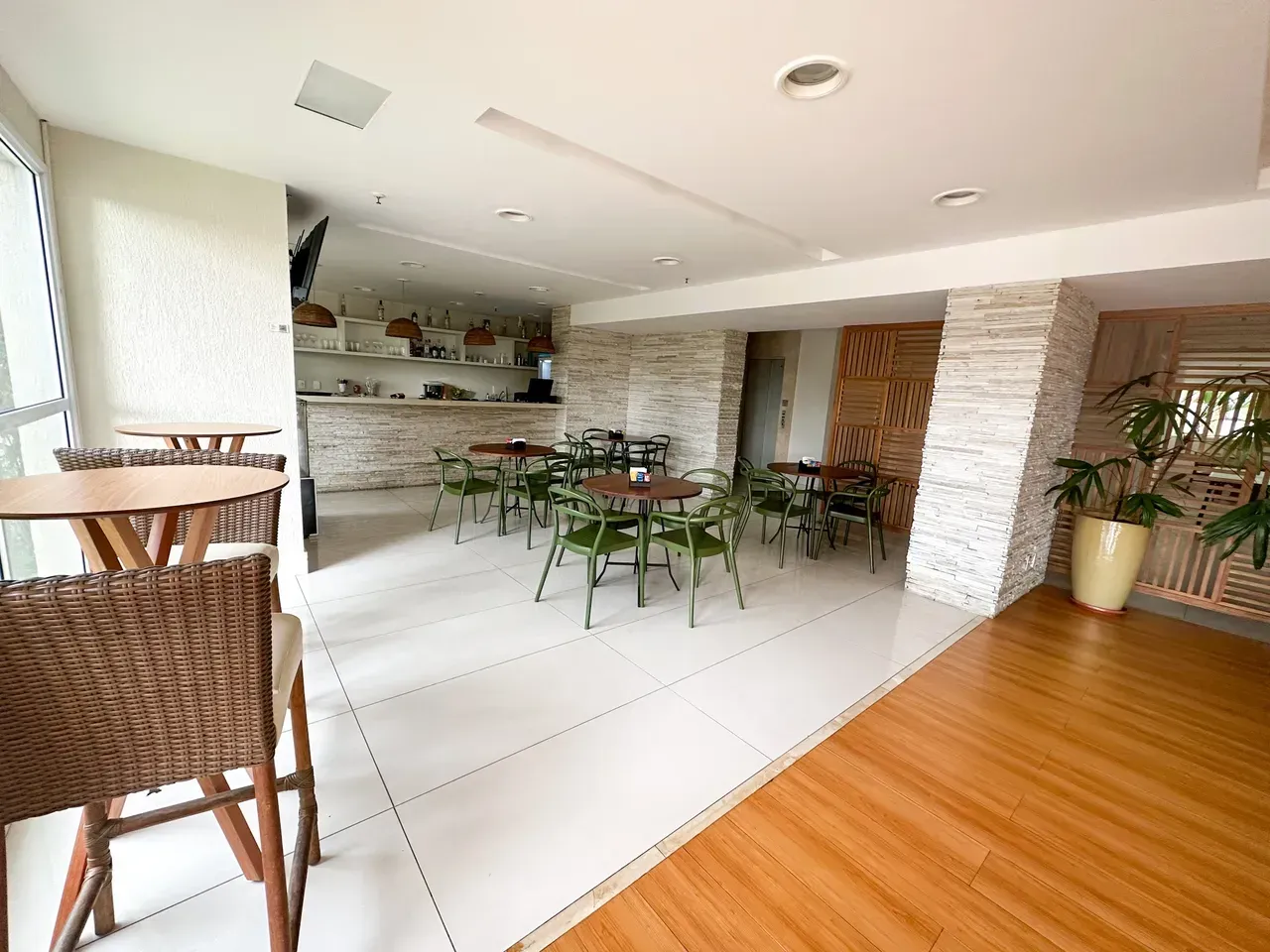 Unfurnished 3-bedroom apartment with 3 bathrooms — photo 30