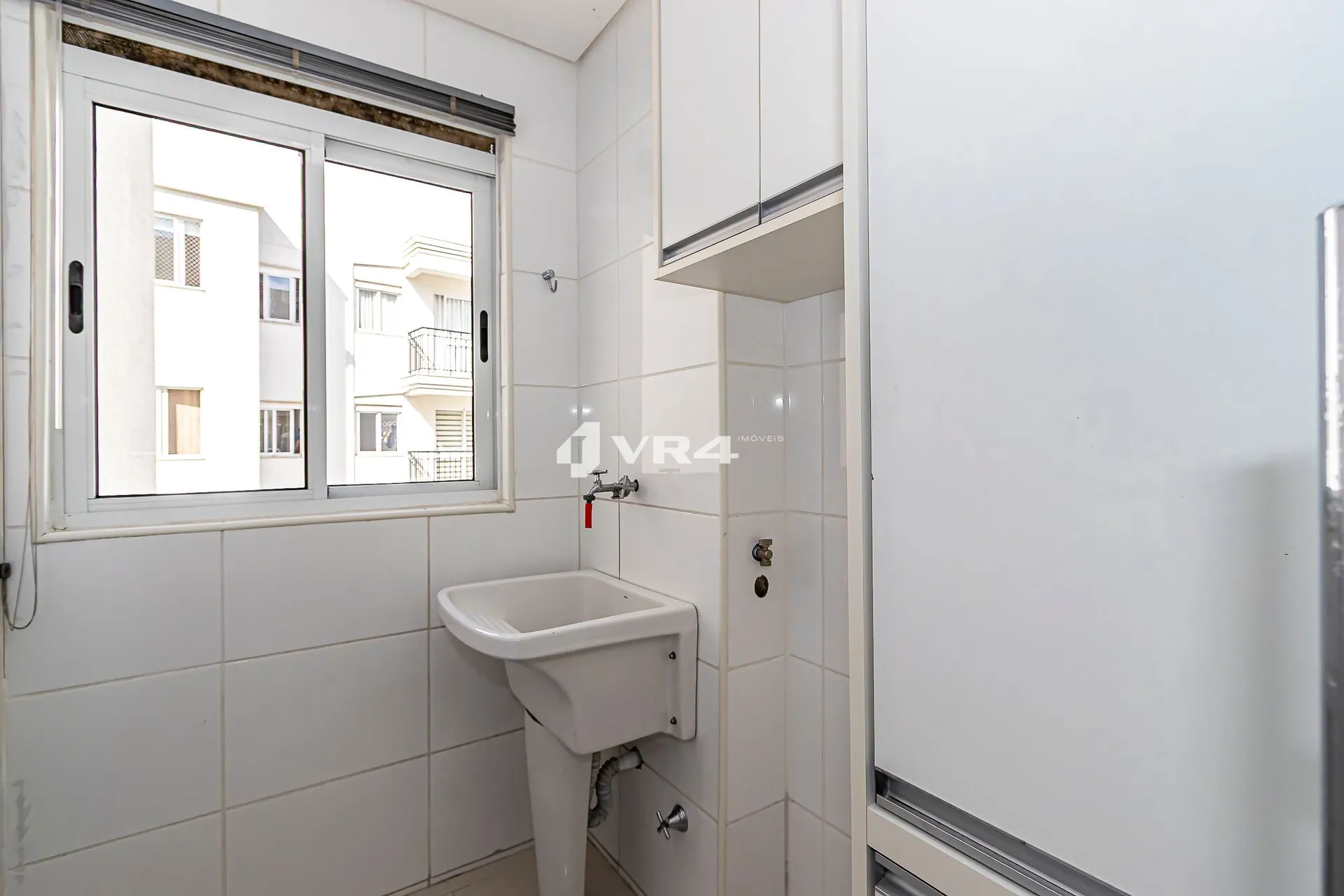 Balcony with a grill in a 2-bedroom apartment, 70 m² — photo 16