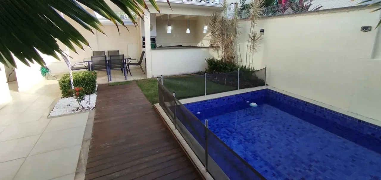 Balcony with a grill in a 5-bedroom house, 220 m² — photo 41