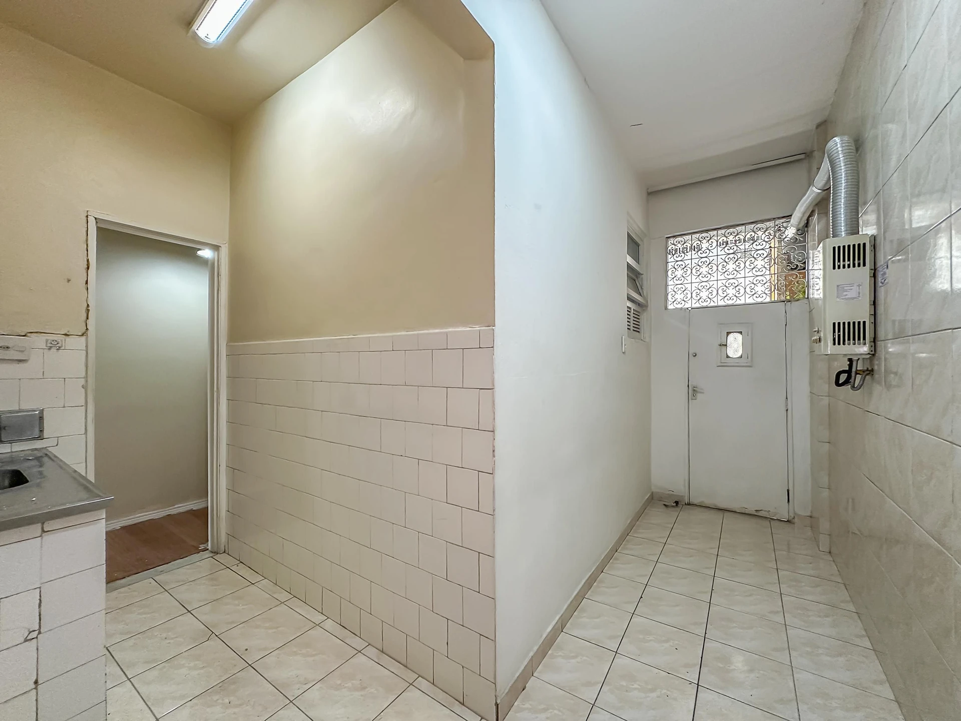 Wood or laminate floors in a one-bedroom apartment, 62 m² — photo 35