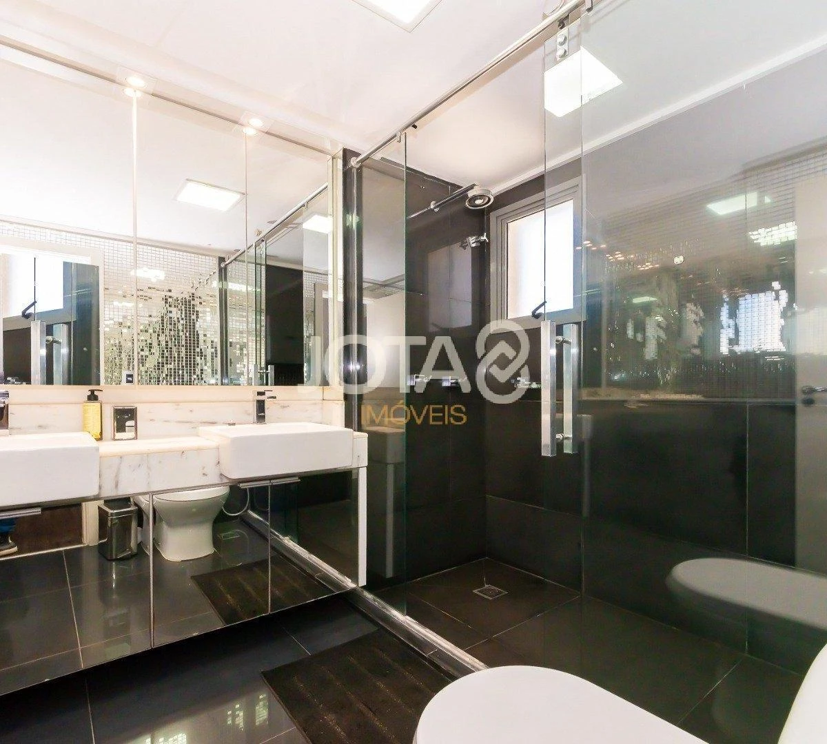 Apartment with 3 en-suite bedrooms and enclosed balcony — photo 41
