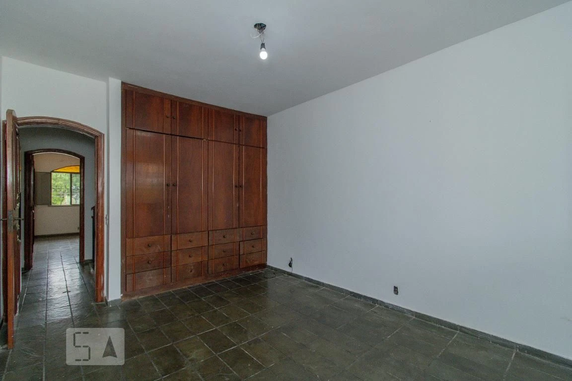 Rental house with 4 bedrooms and a private garden — photo 18