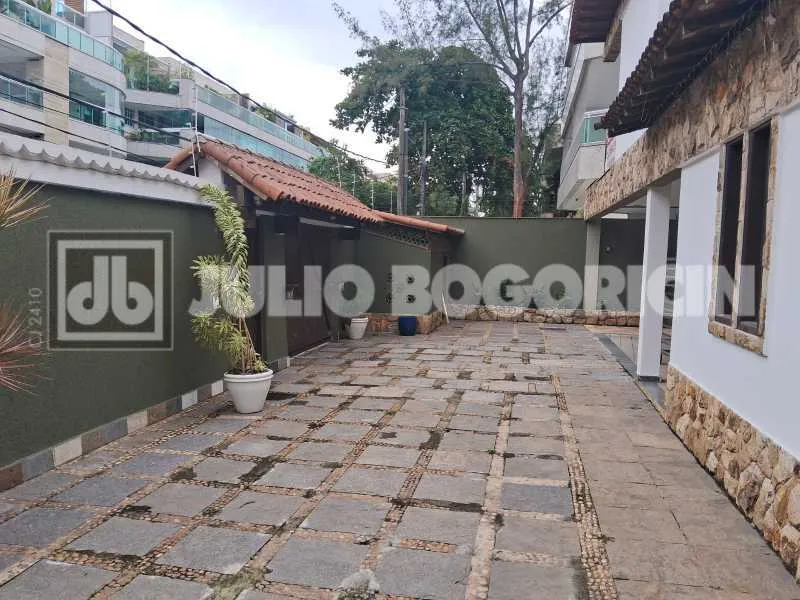 Residential house with 3 bedrooms and 4 bathrooms — photo 10