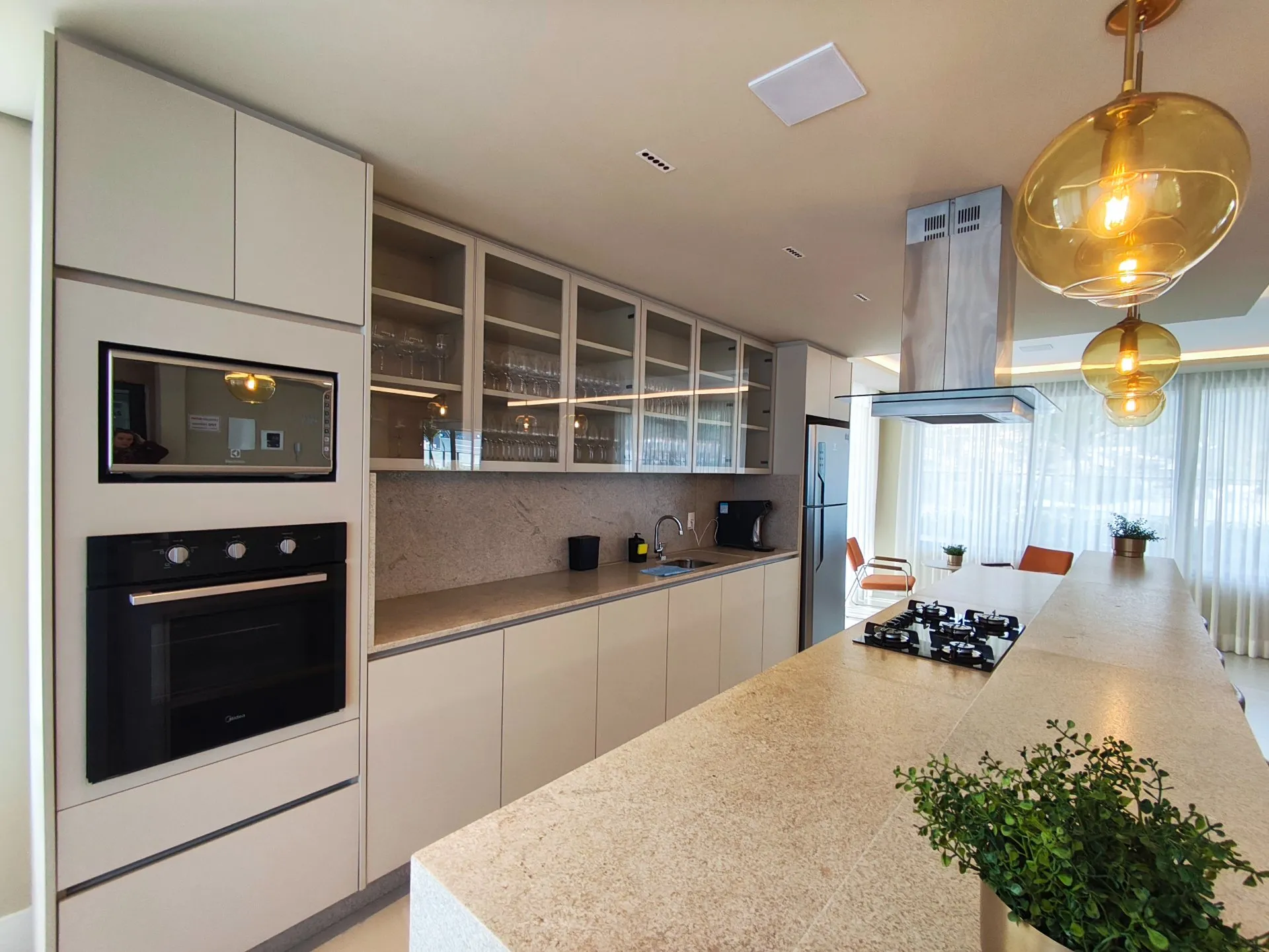 One-bedroom apartment in a building with a heated pool — photo 33