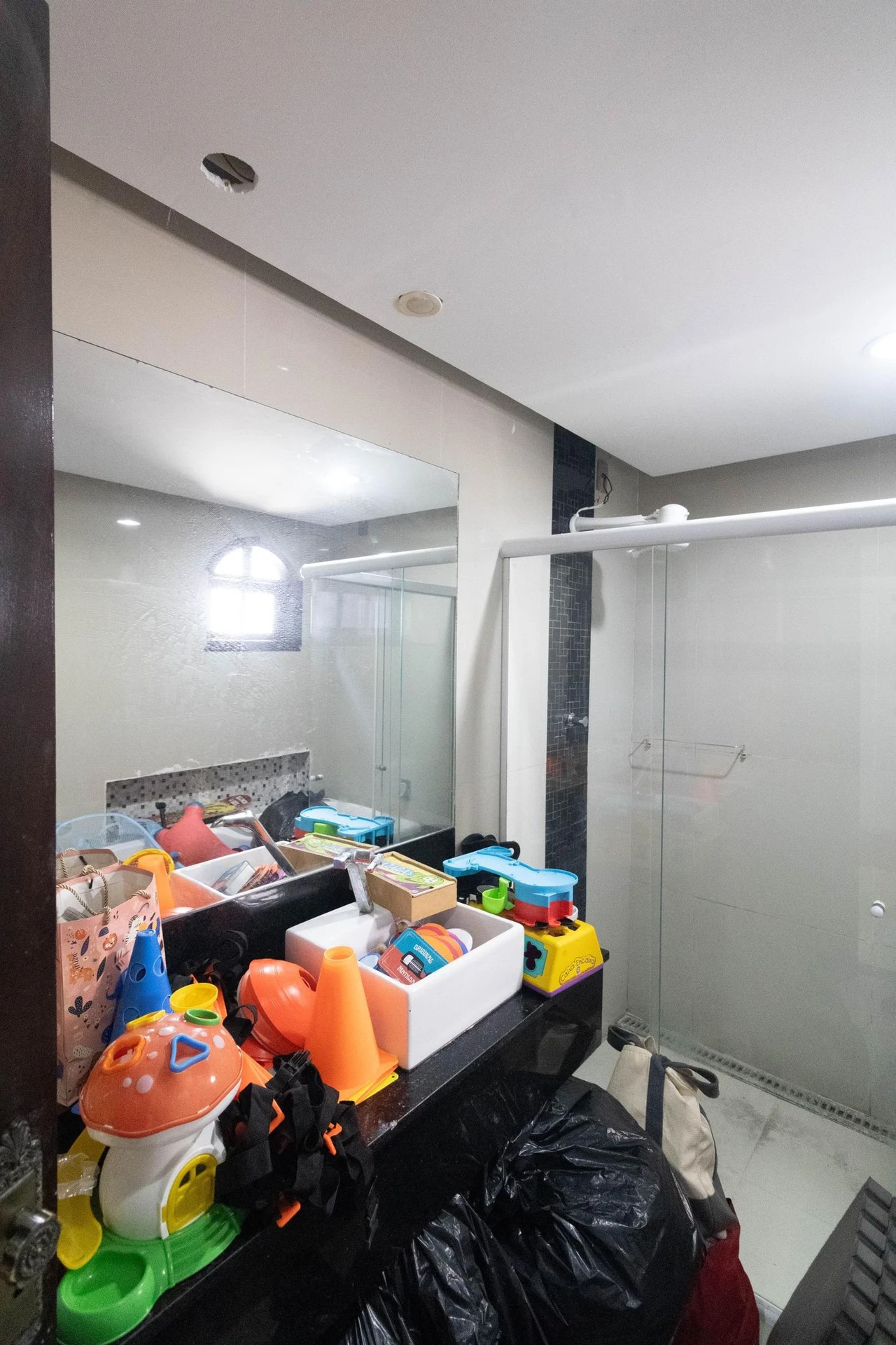House with 3 bedrooms and a separate kitchen with gas stove — photo 5