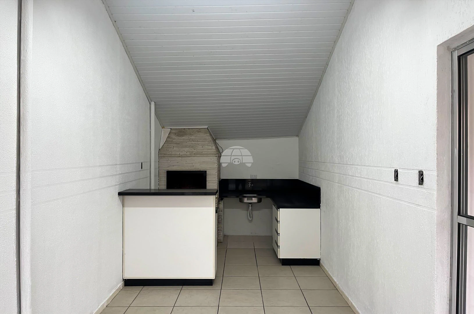 Wood or laminate floors in a 3-bedroom house, 100 m² — photo 9