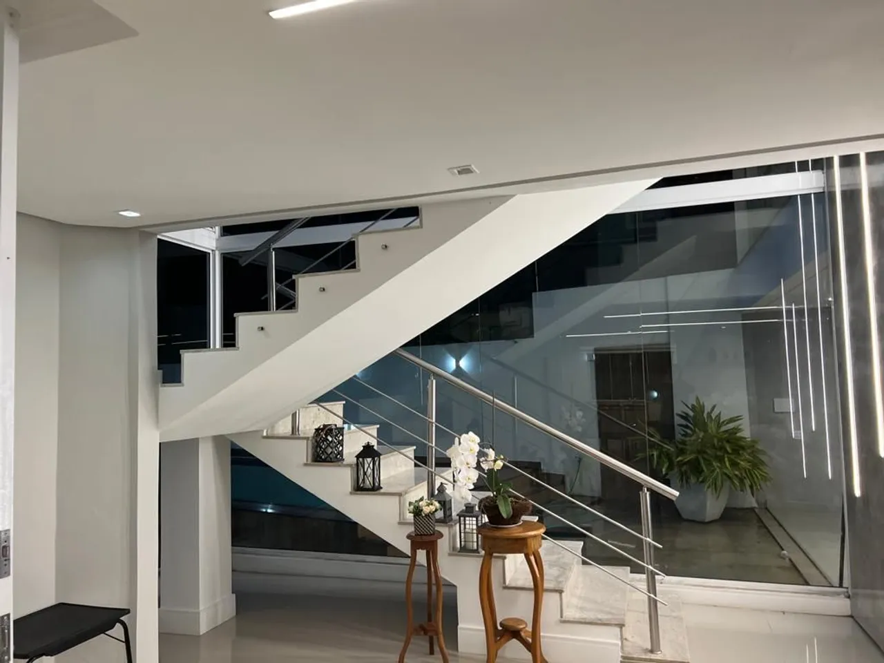 4 quartos e janelas do piso ao teto: casa de 428 m² — photo 14