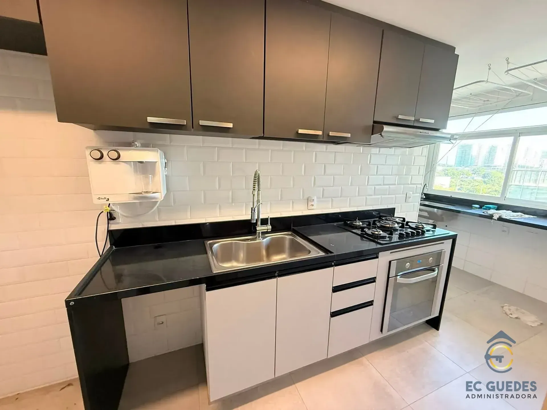 Furnished 3-bedroom apartment with glassed balcony — photo 15