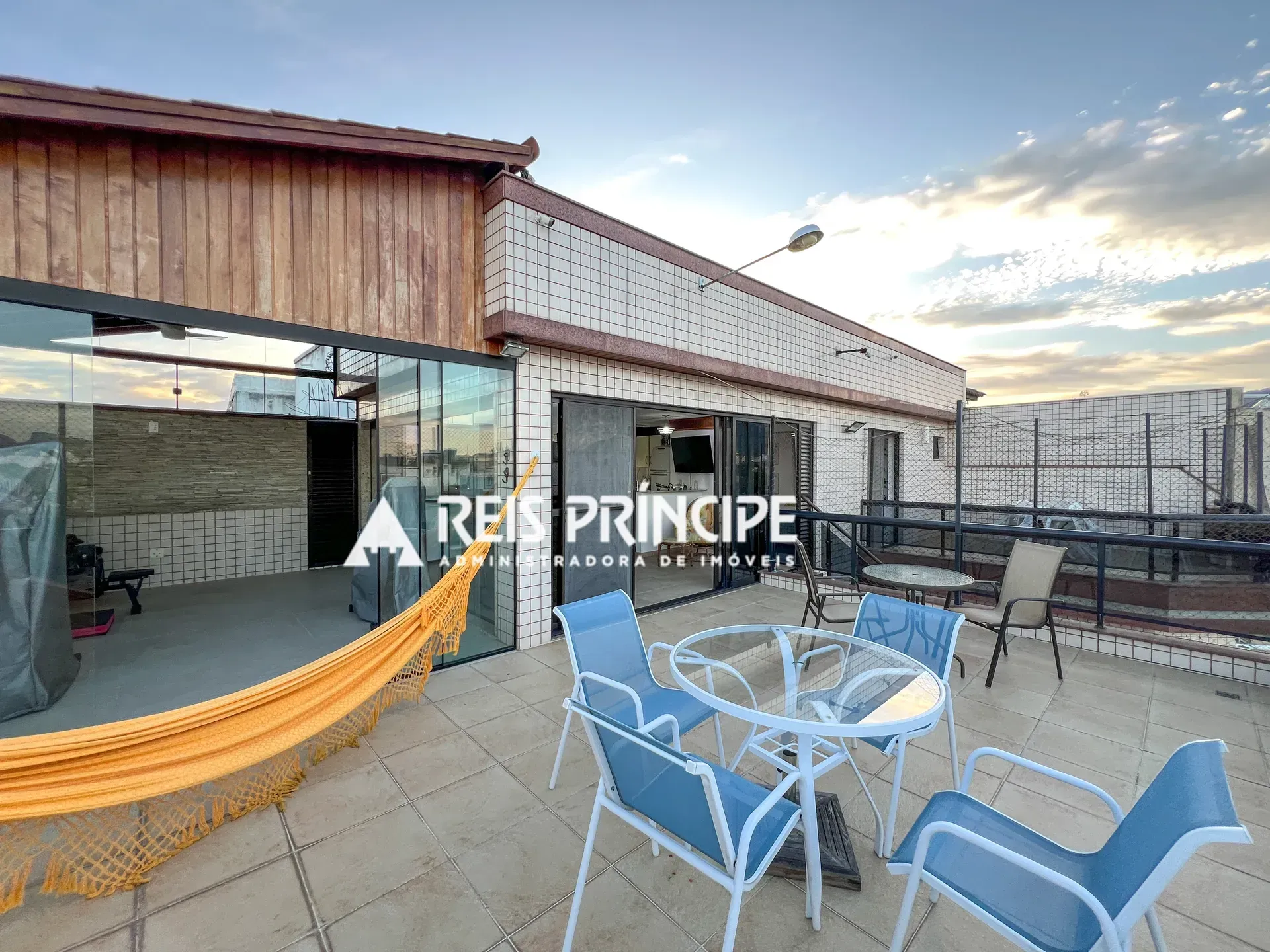Furnished apartment with 5 bedrooms and a balcony — photo 28