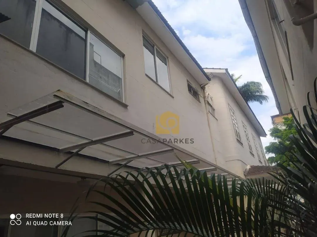 Casa com 2 dormitórios e piso de madeira na sala — photo 38