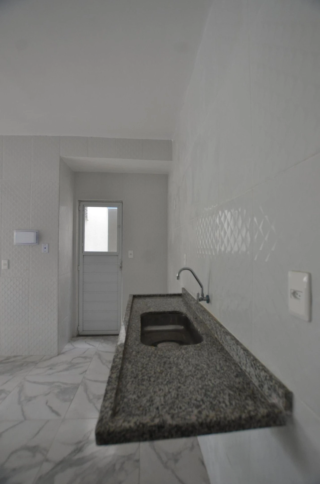 2-bedroom house with a bathtub — photo 11