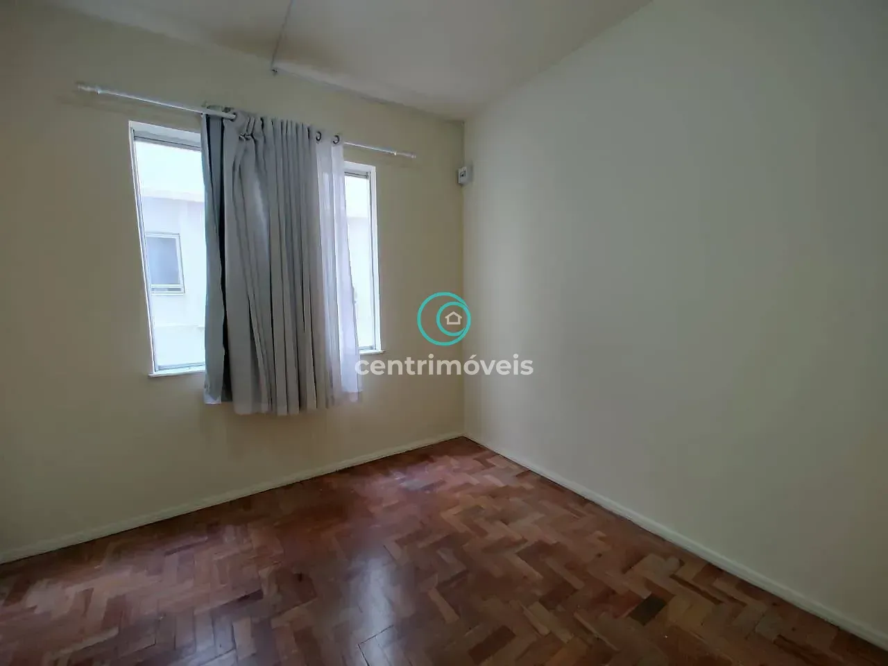 Wood or laminate floors in a one-bedroom apartment, 52 m² — photo 31