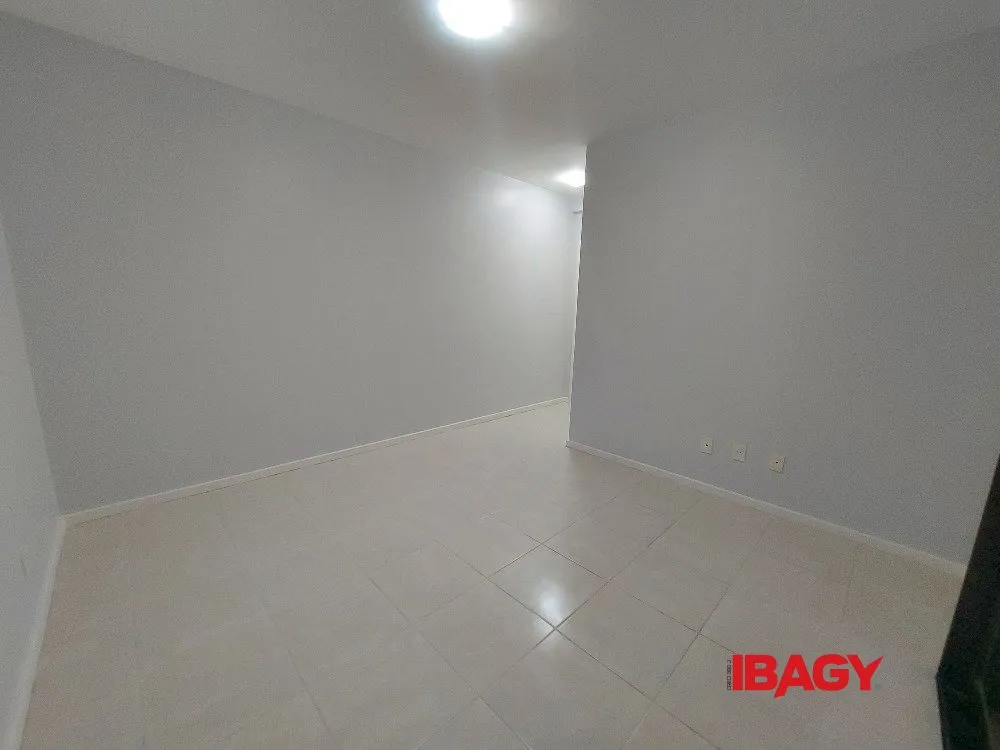 4-bedroom apartment with 2 en-suite baths and enclosed kitchen — photo 20