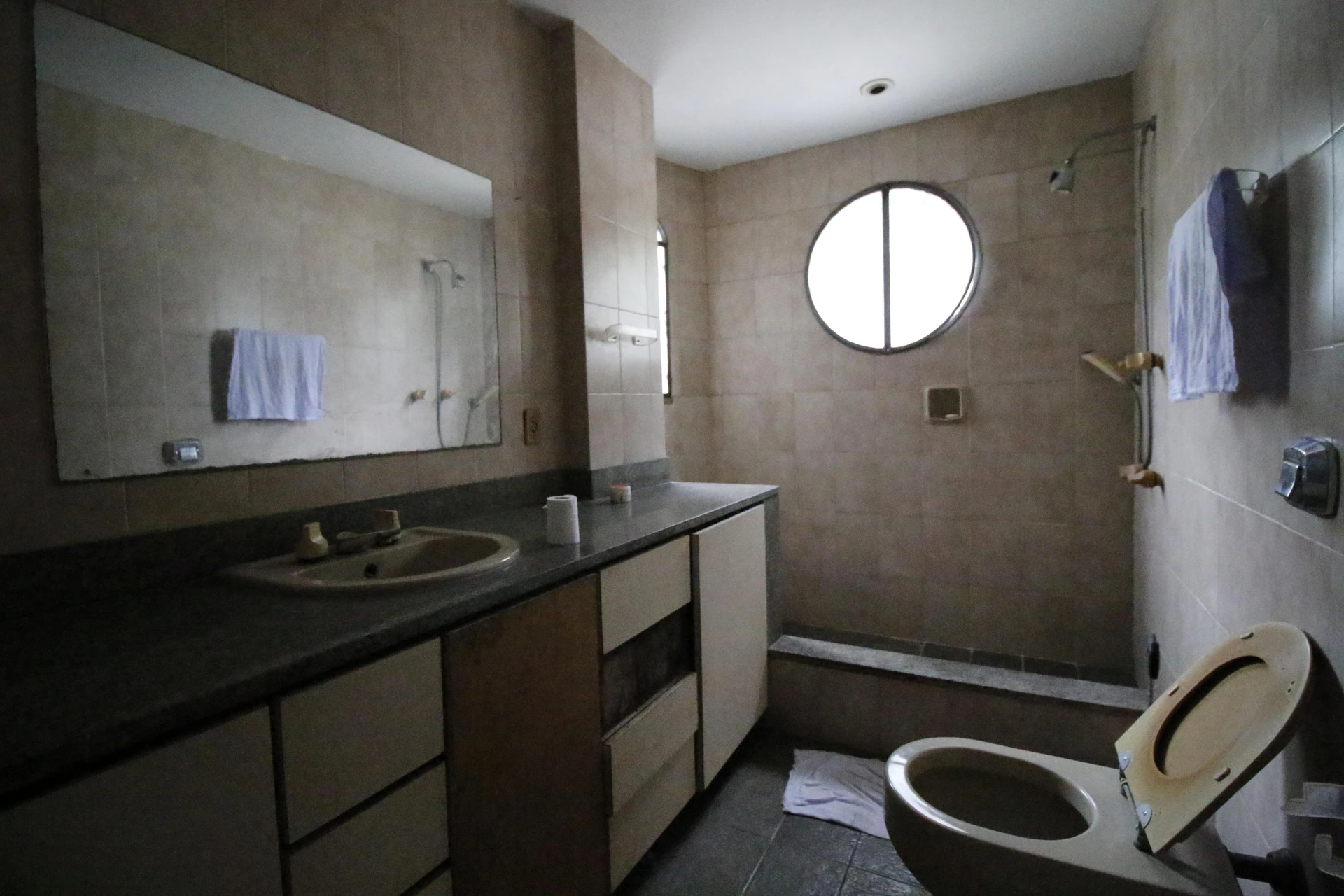 500 m² house with floor-to-ceiling windows and a bathtub — photo 55