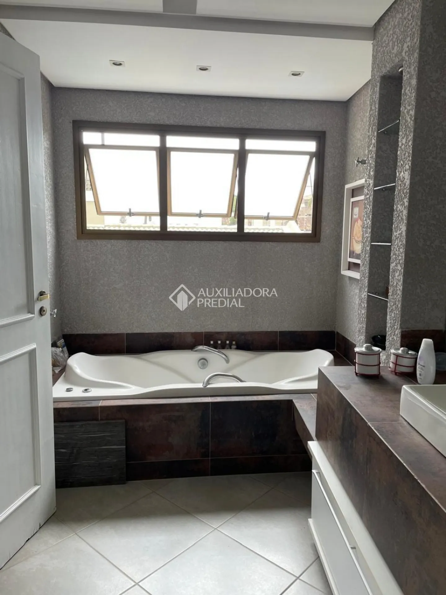 Furnished 350 m² house with an open-plan gas kitchen — photo 48