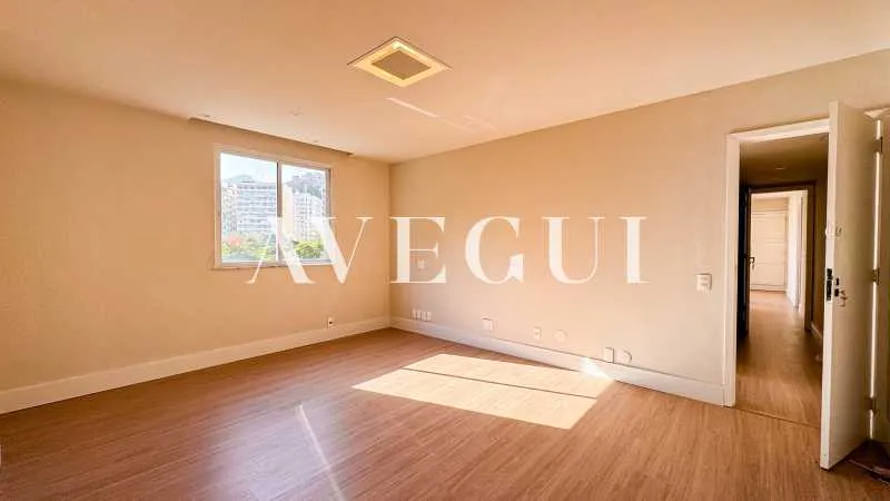 Unfurnished apartment with 4 bedrooms and tall windows — photo 19