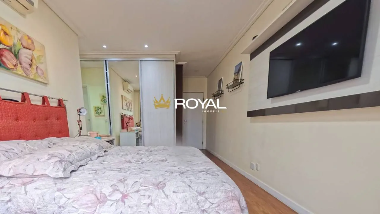 4-bedroom apartment in a building with a pool — photo 21