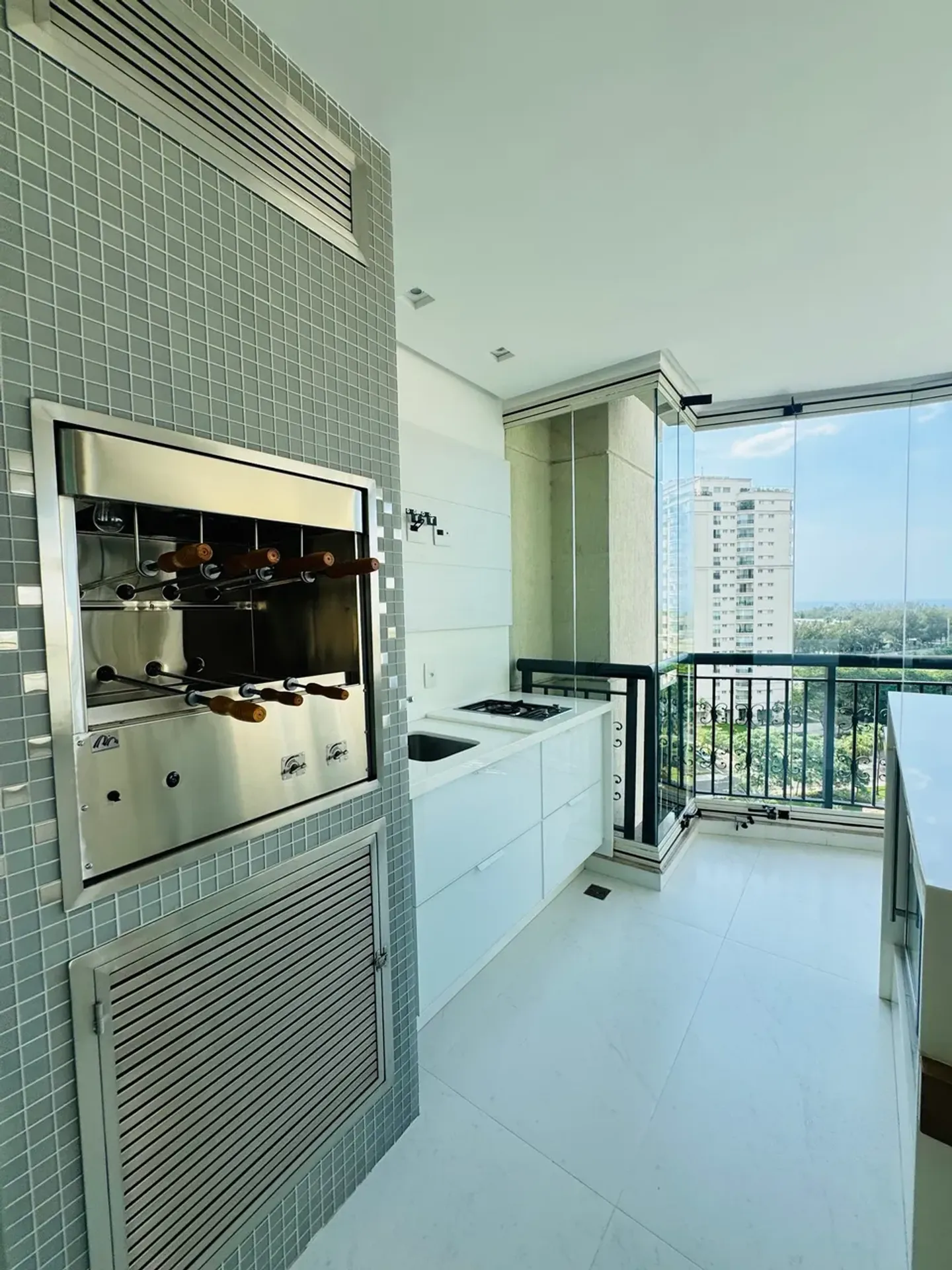 Furnished apartment, 295 m², with floor-to-ceiling windows — photo 12