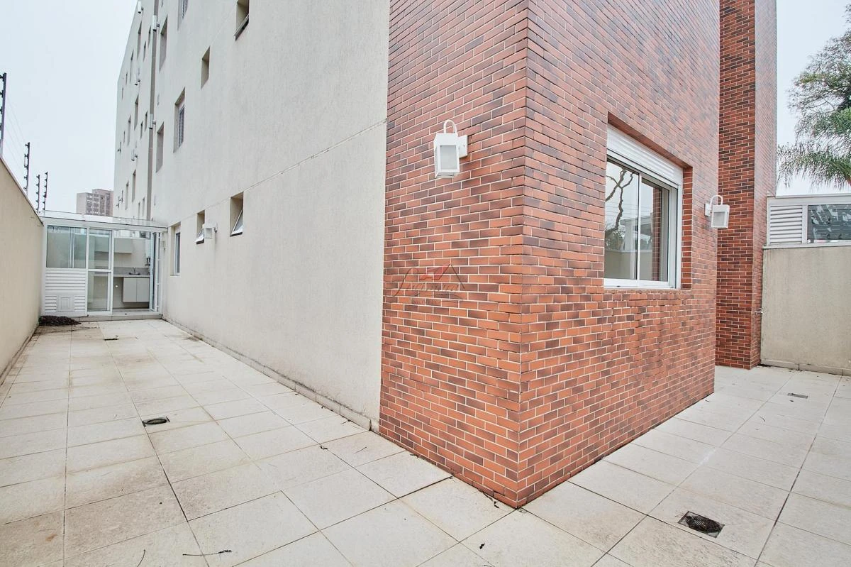 Balcony with a grill in a 2-bedroom apartment, 129 m² — photo 27
