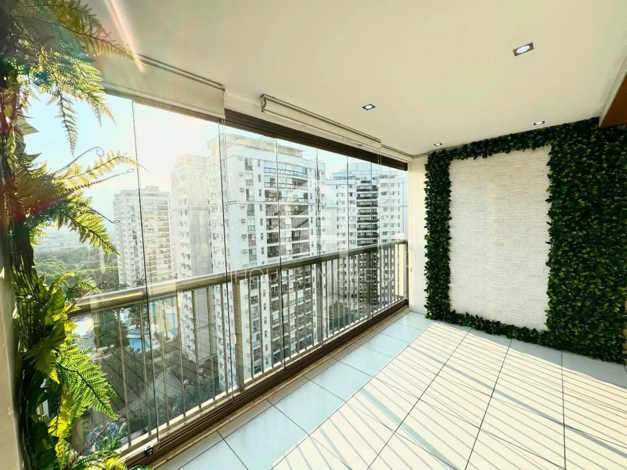 Apartamento com 2 quartos e suíte e varanda fechada — photo 3