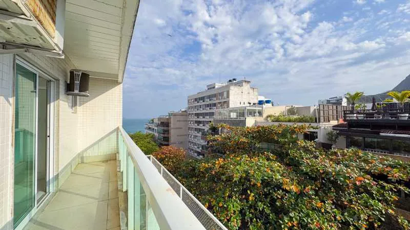 3-bedroom apartment in a building with a pool — photo 10