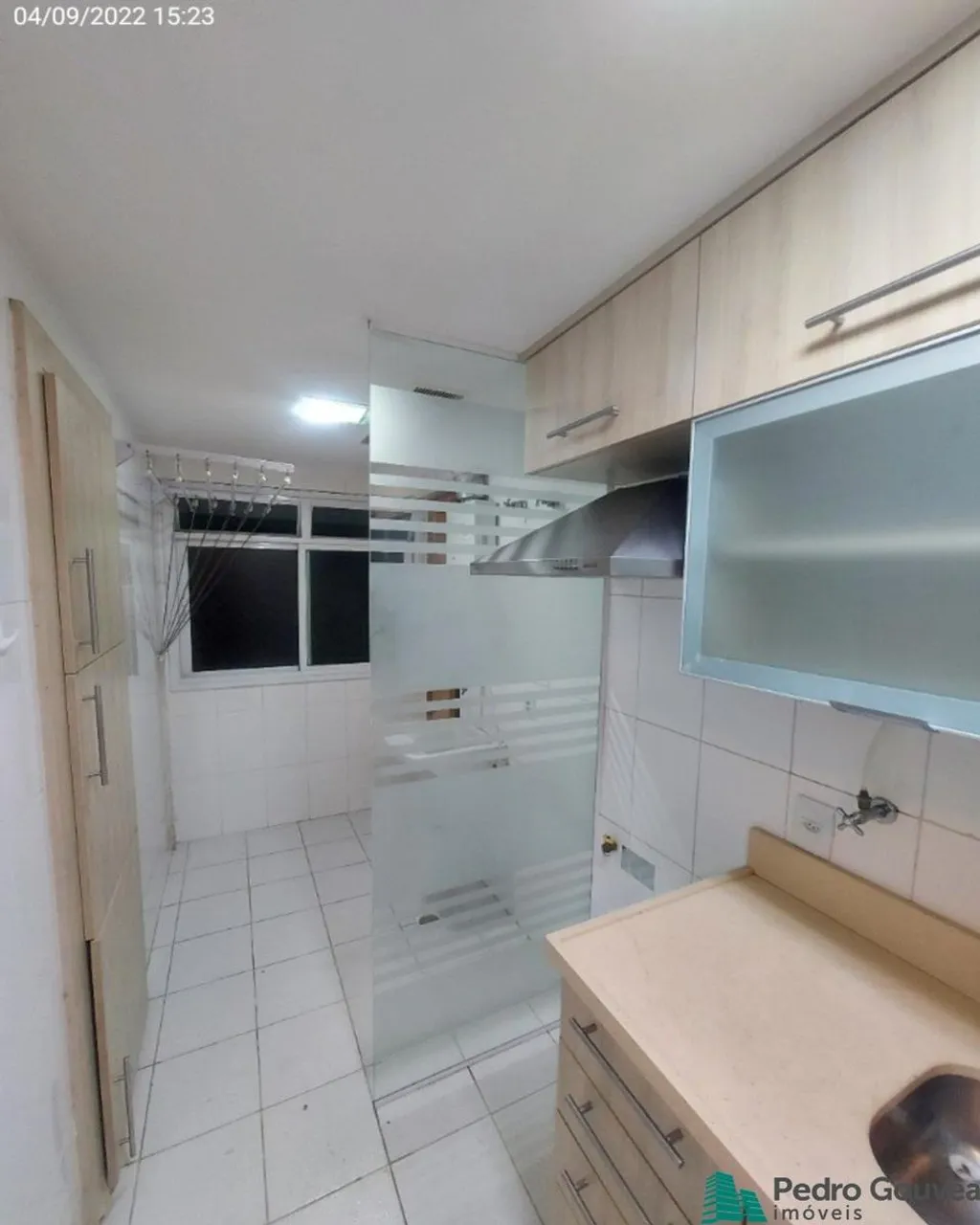 Apartamento residencial com cozinha fechada e coifa — photo 20