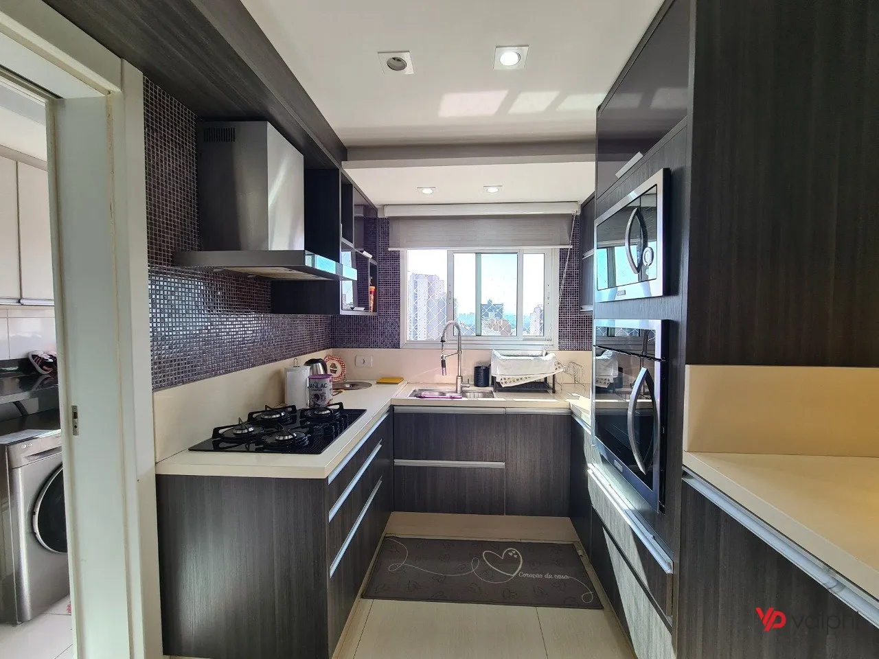 Furnished 2-bedroom apartment with enclosed balcony — photo 22