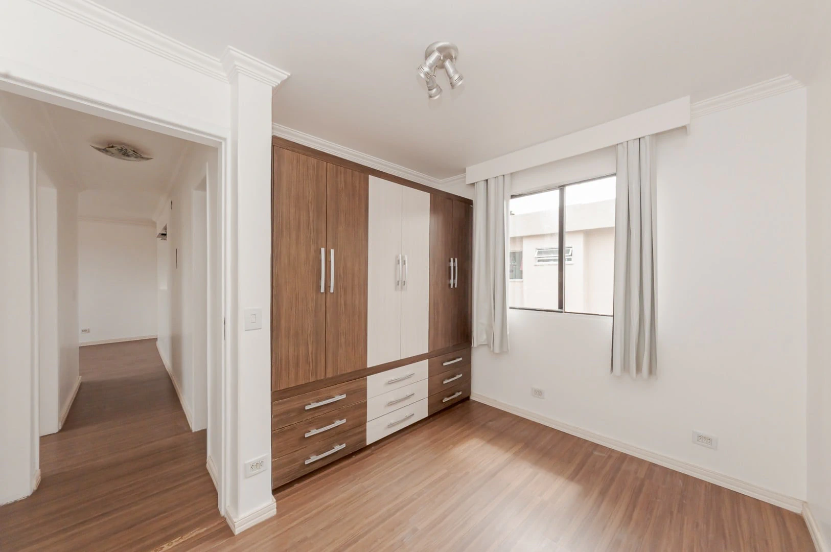 3-bedroom apartment with wood or laminate floors in Curitiba — photo 24