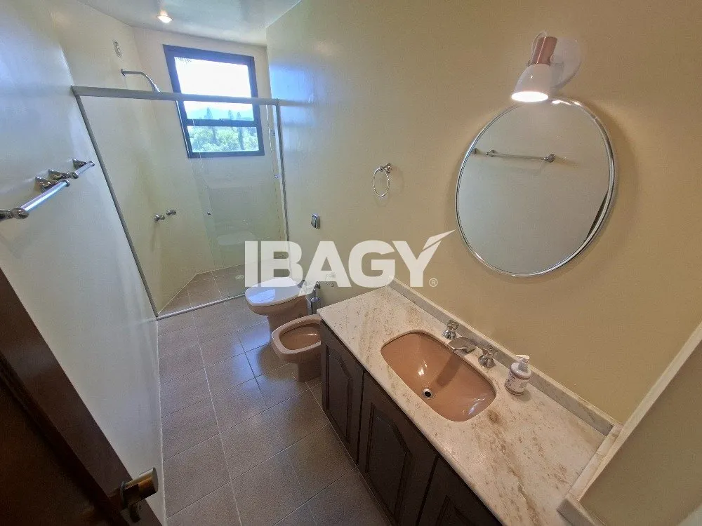 302 m² apartment with a water view and a bathtub — photo 34