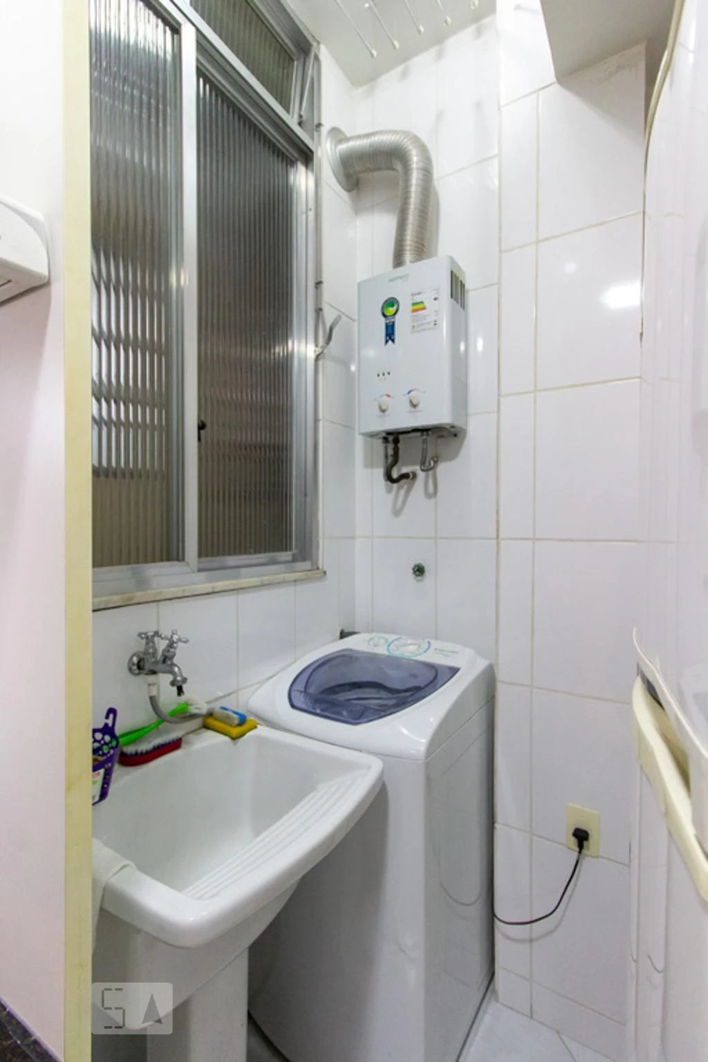Furnished 1-bedroom apartment with a laundry area — photo 29