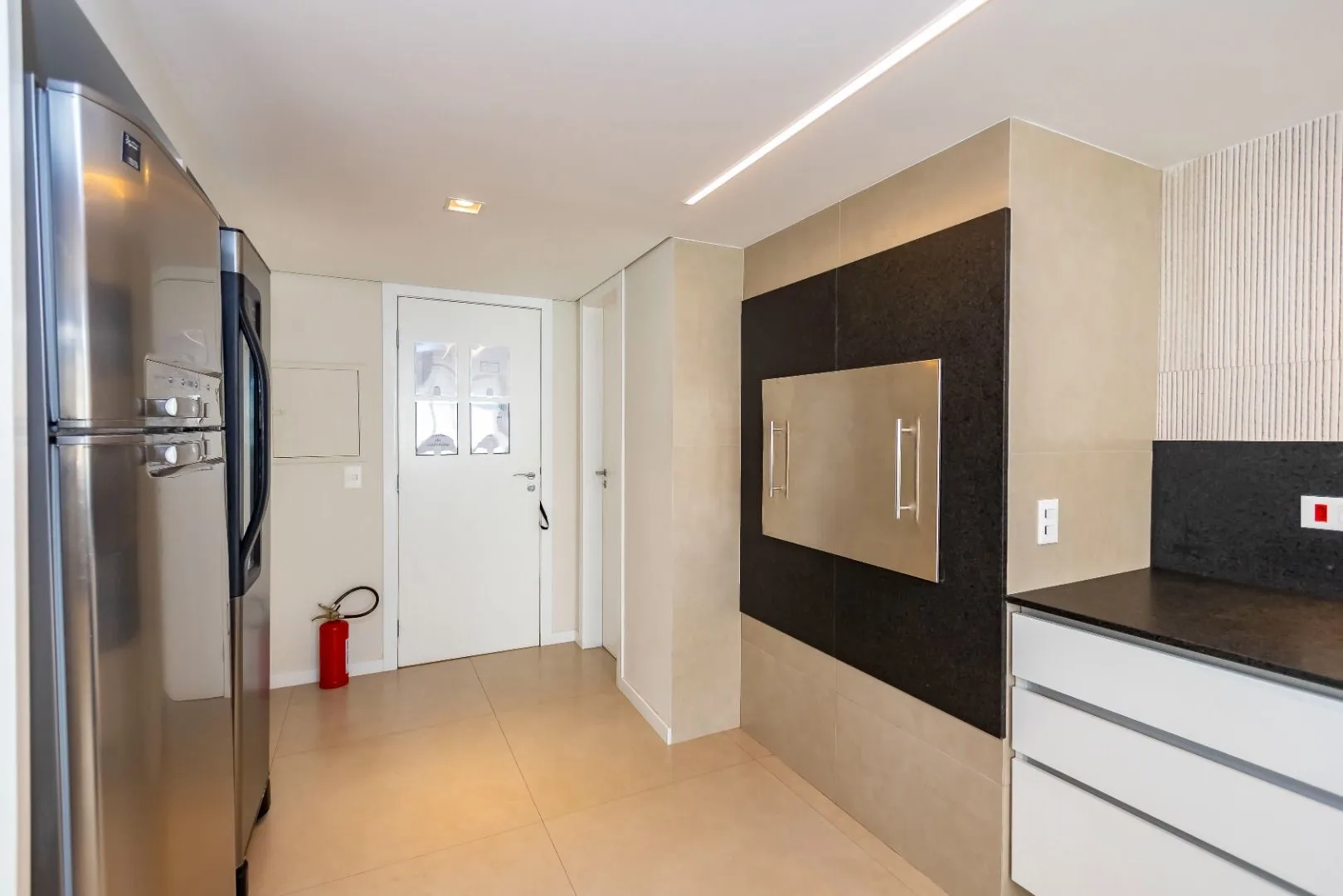 119 m² apartment with floor-to-ceiling windows and a bathtub — photo 69