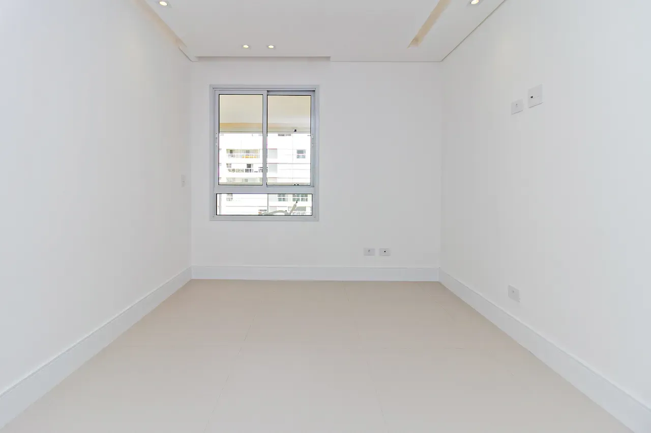 Balcony with a grill in a 4-bedroom apartment, 158 m² — photo 30