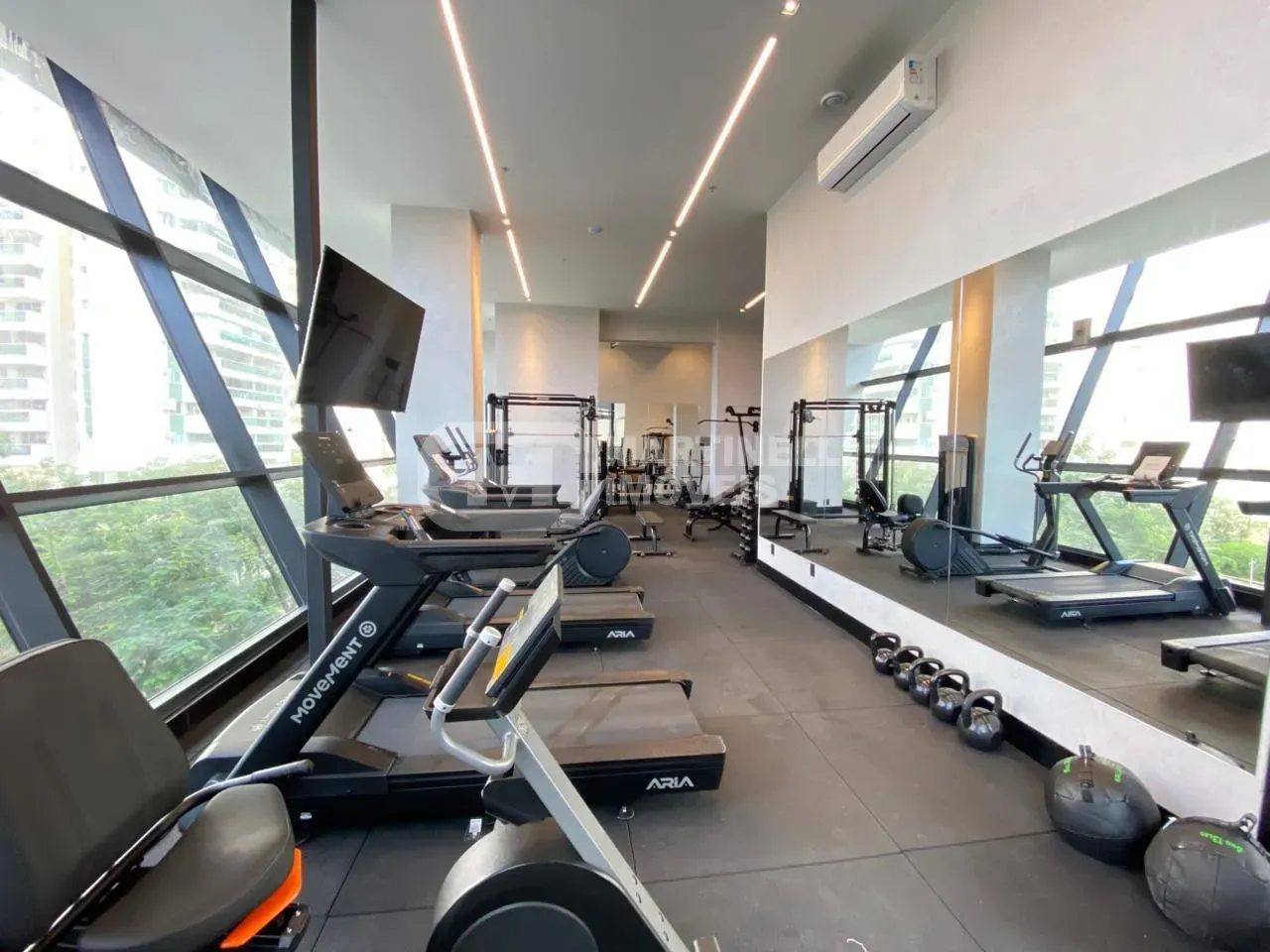 Glass-enclosed balcony in a 3-bedroom apartment, 119 m² — photo 19