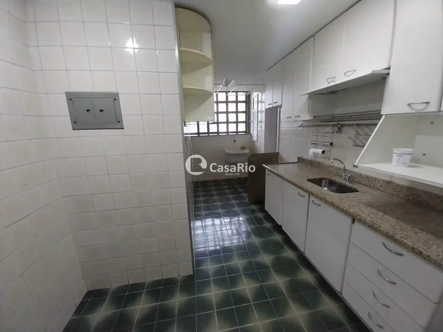 2-bedroom apartment with wood or laminate floors — photo 38