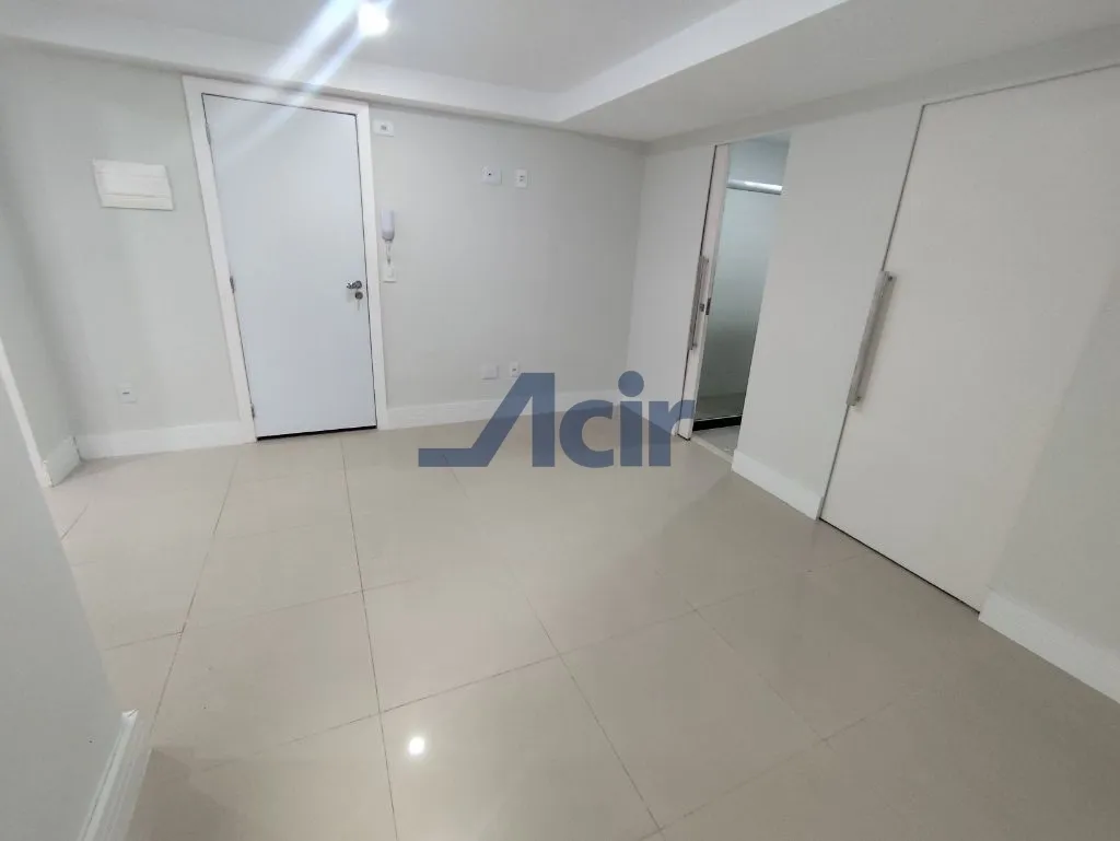 One-bedroom apartment in a building with a gym — photo 18