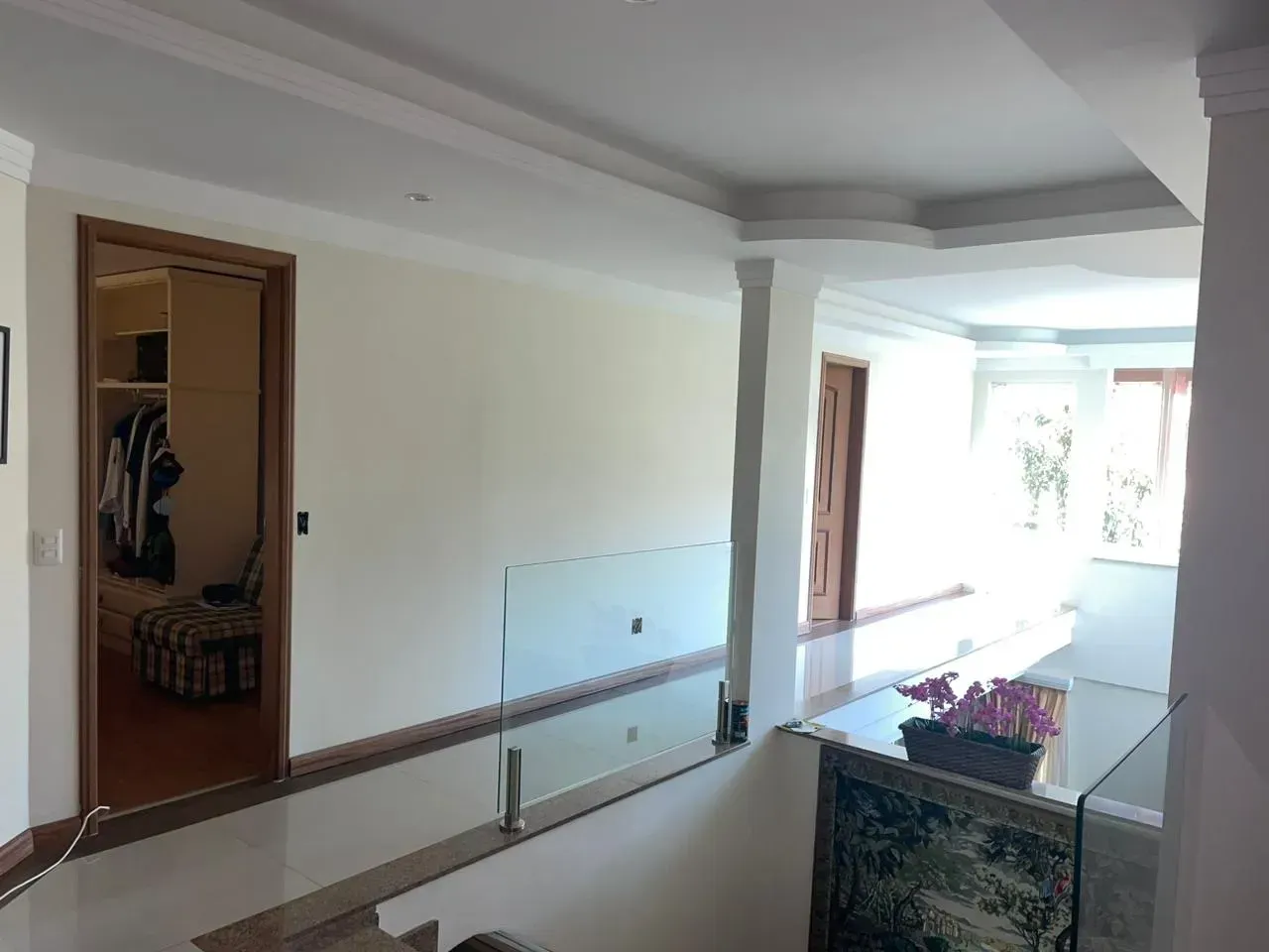 House with 4 bedrooms and 5 bathrooms, floor-to-ceiling windows — photo 15