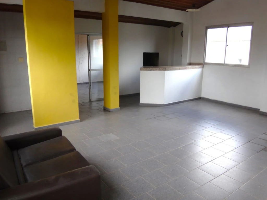 Balcony with a grill in a one-bedroom apartment, 72 m² — photo 4