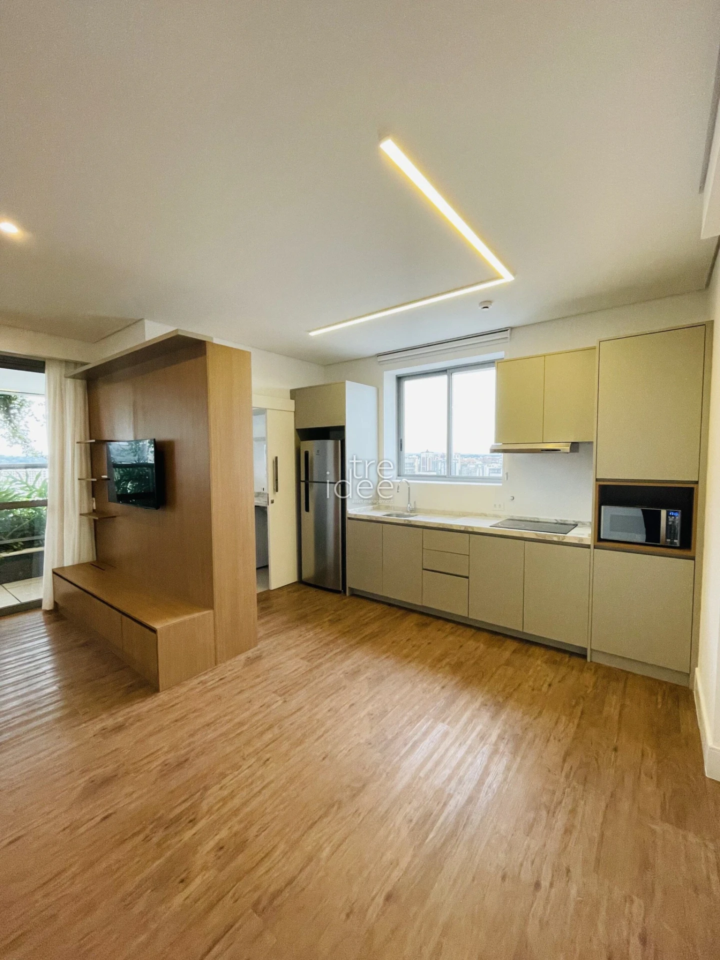 Furnished apartment, 80 m², with floor-to-ceiling windows — photo 2