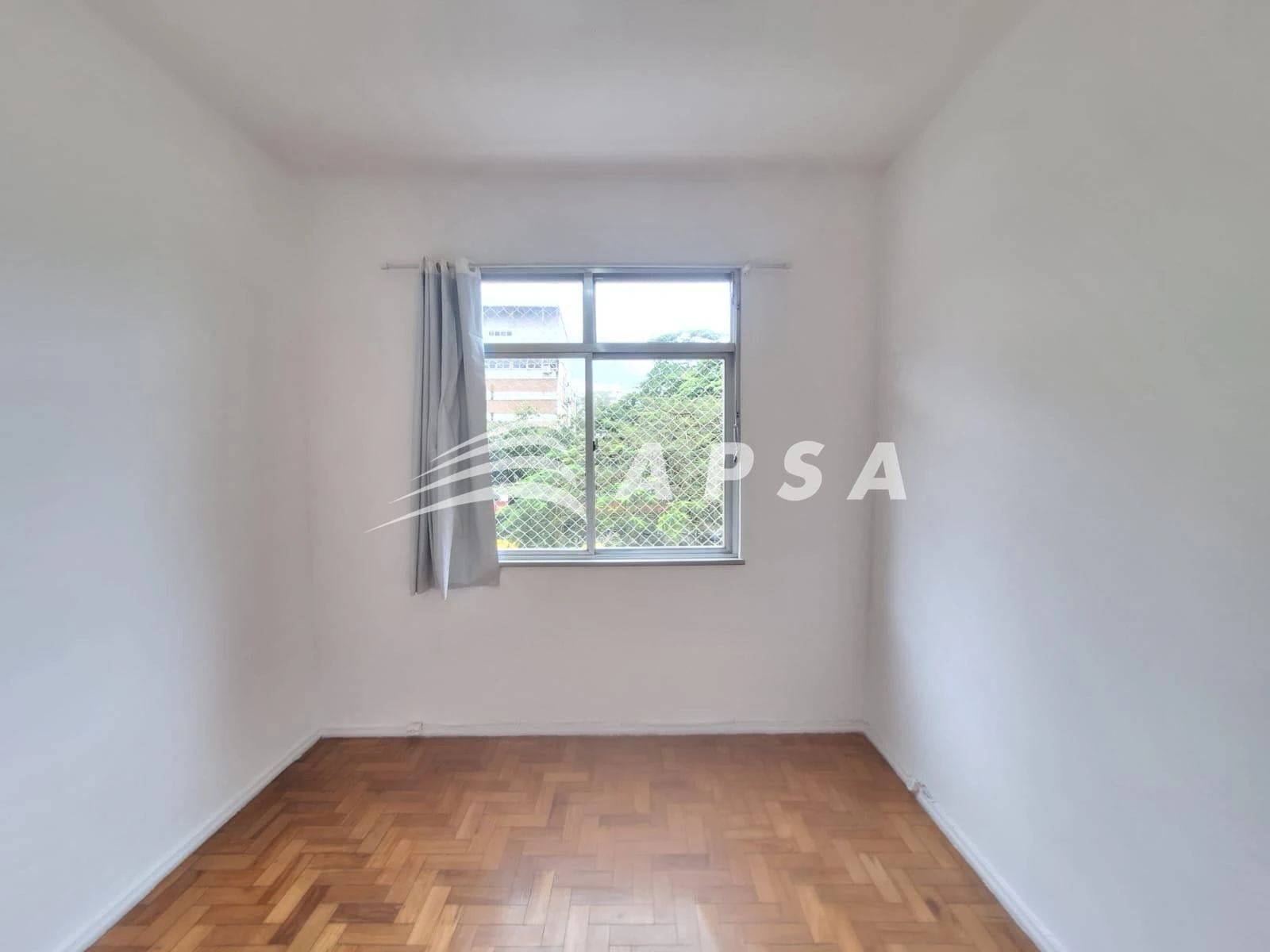 Wood or laminate floors in a 2-bedroom apartment, 62 m² — photo 3
