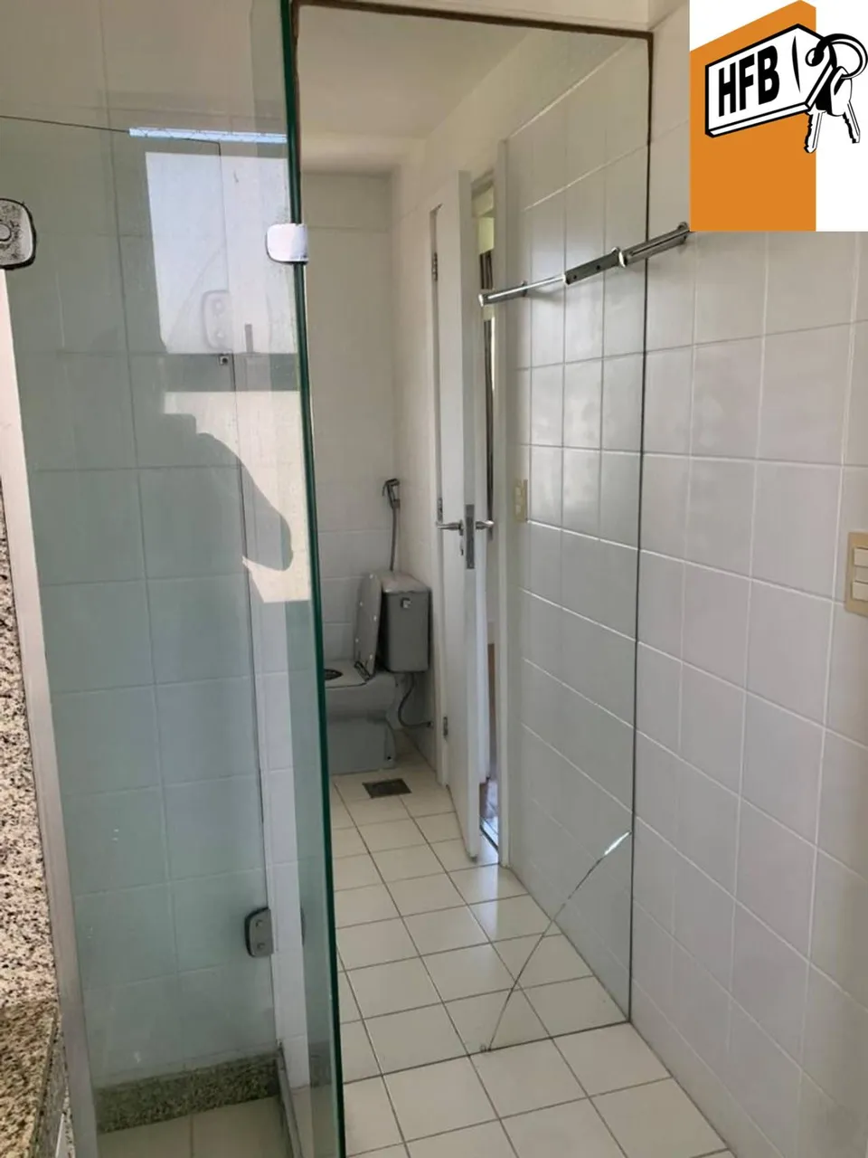 4-bedroom apartment in a building with a pool — photo 16