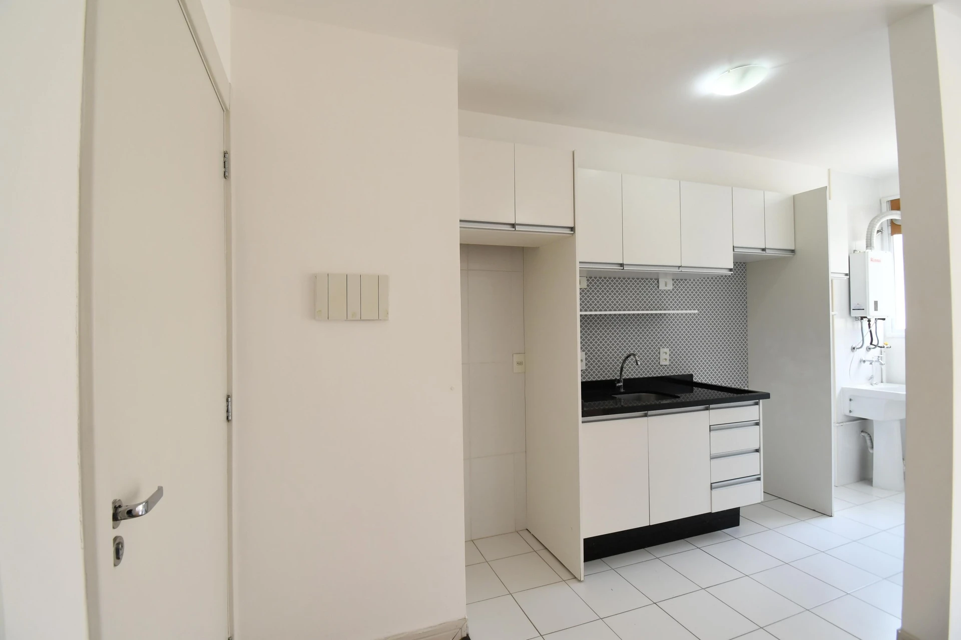 2-bedroom apartment with wood or laminate floors — photo 6