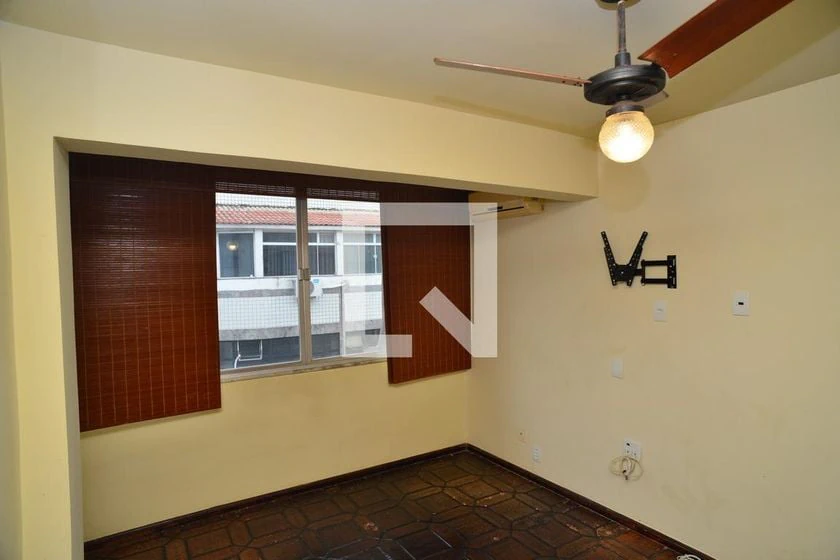 4-bedroom apartment with wood or laminate floors — photo 22